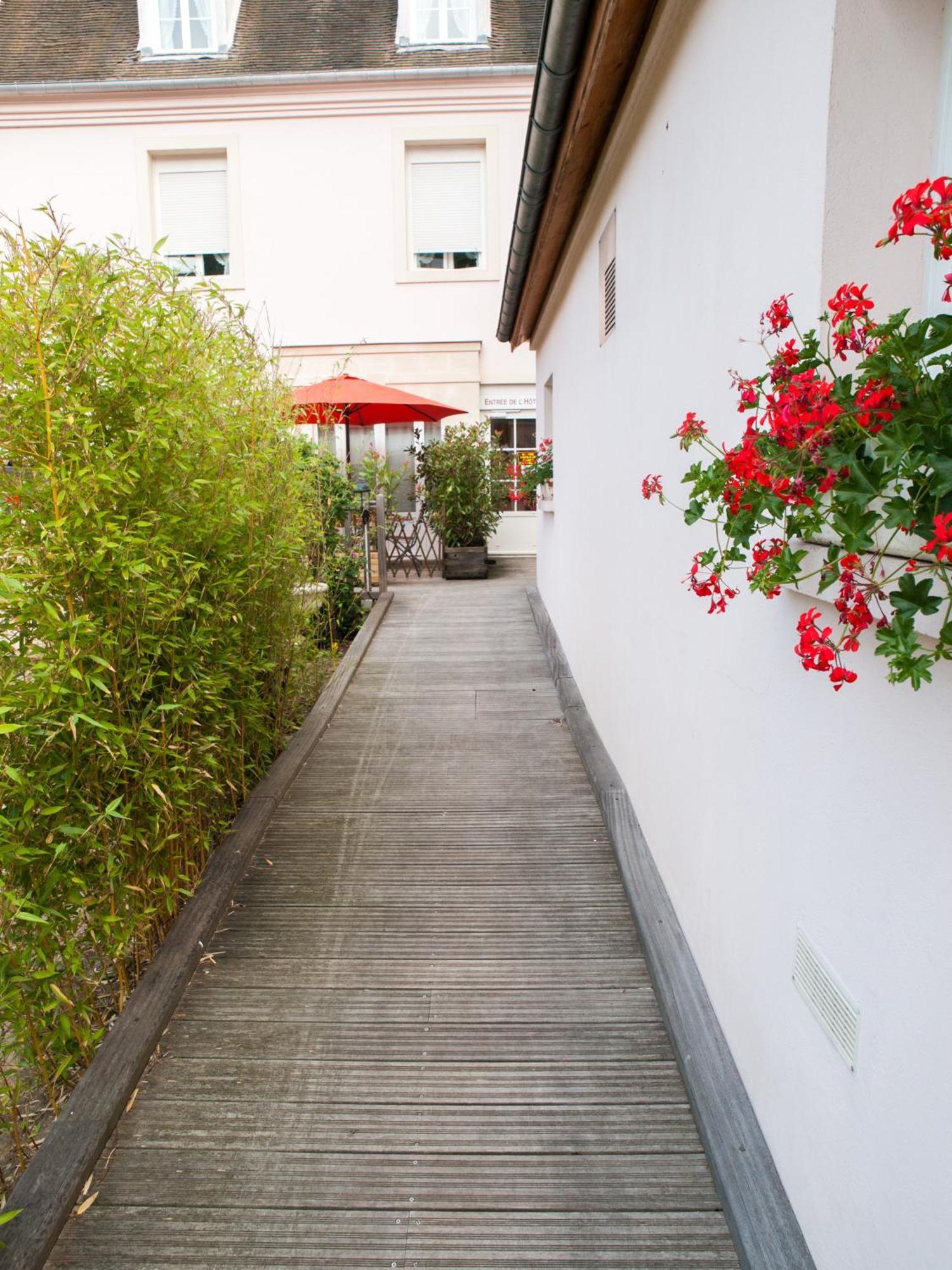 Hotel Moderne Gisors Bagian luar foto