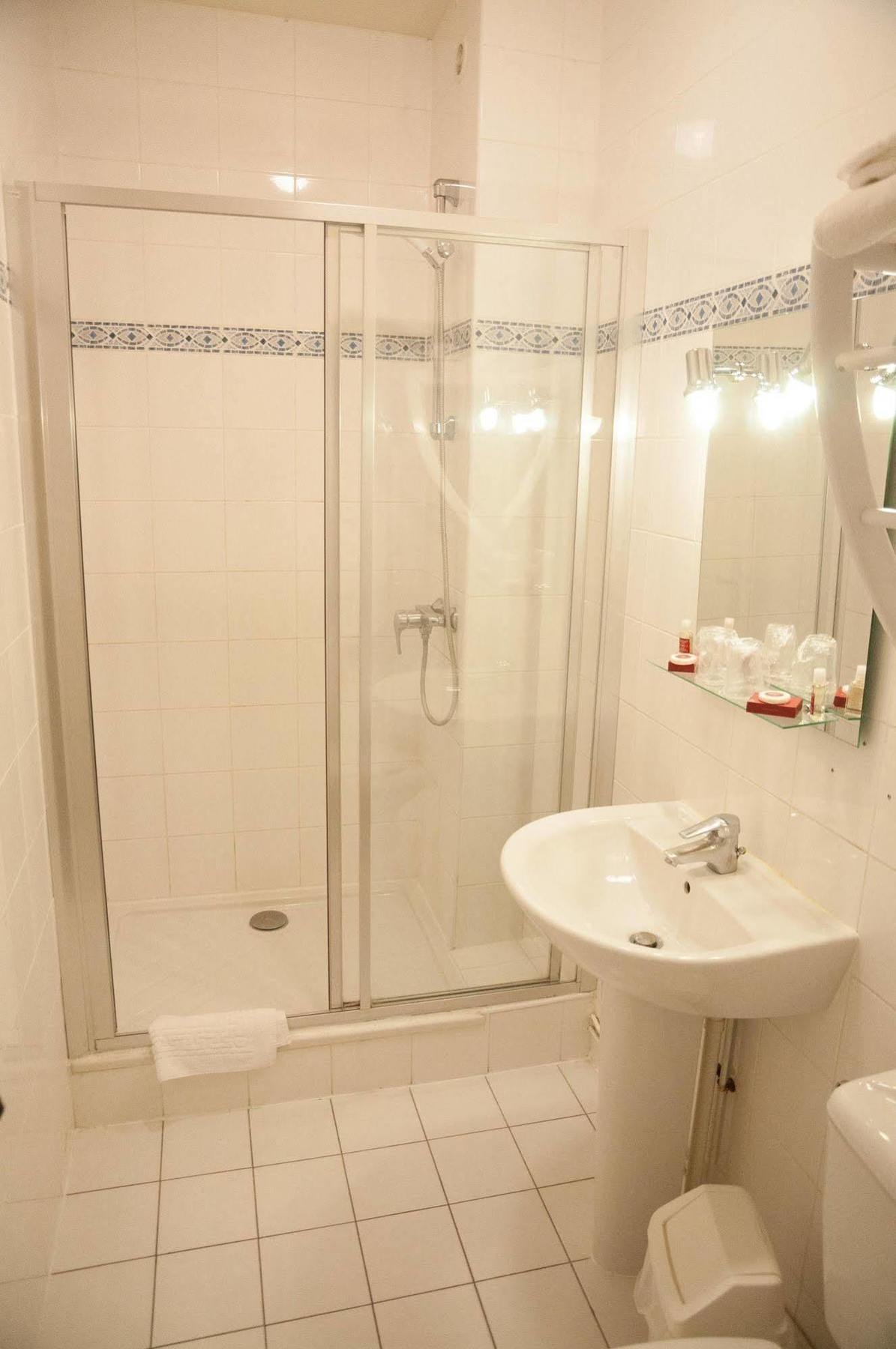 Hotel Moderne Gisors Bagian luar foto