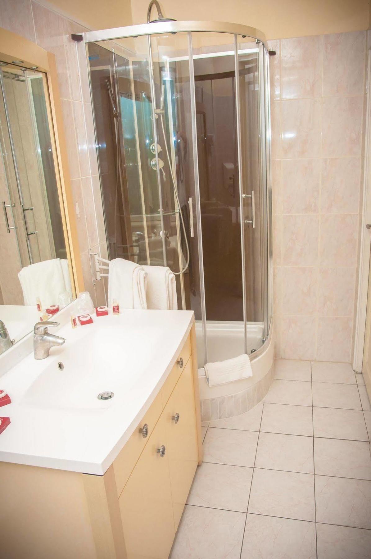 Hotel Moderne Gisors Bagian luar foto