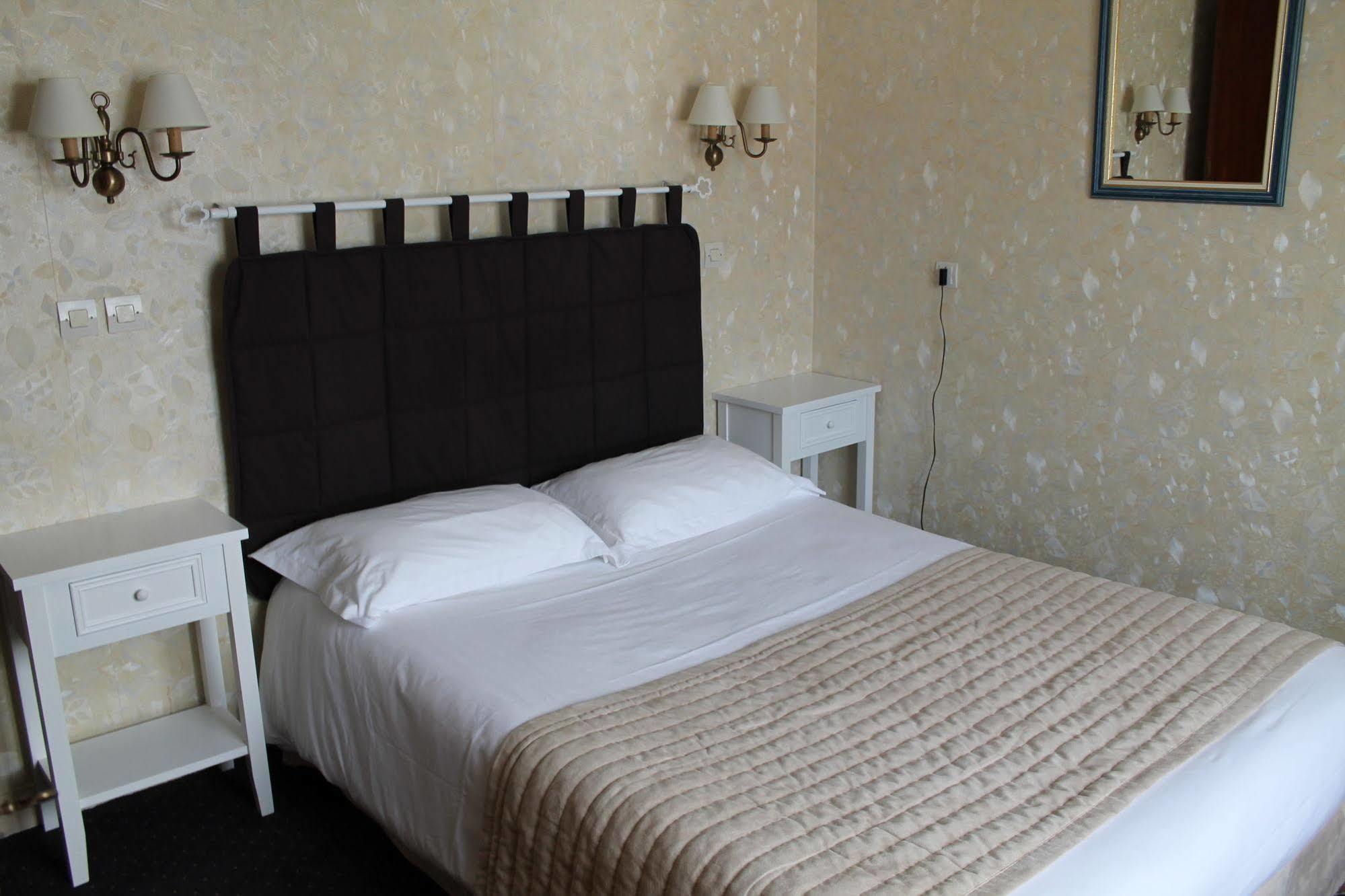 Hotel Moderne Gisors Bagian luar foto