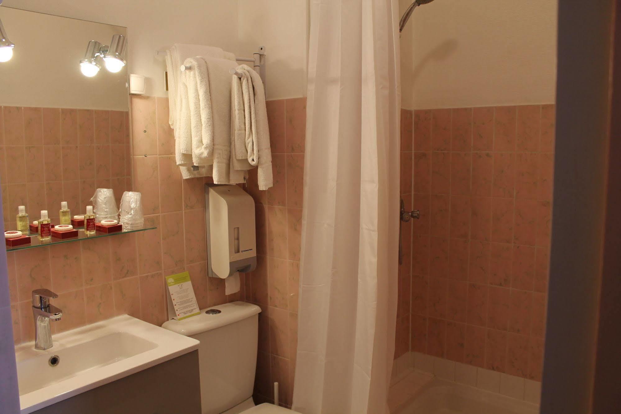 Hotel Moderne Gisors Bagian luar foto