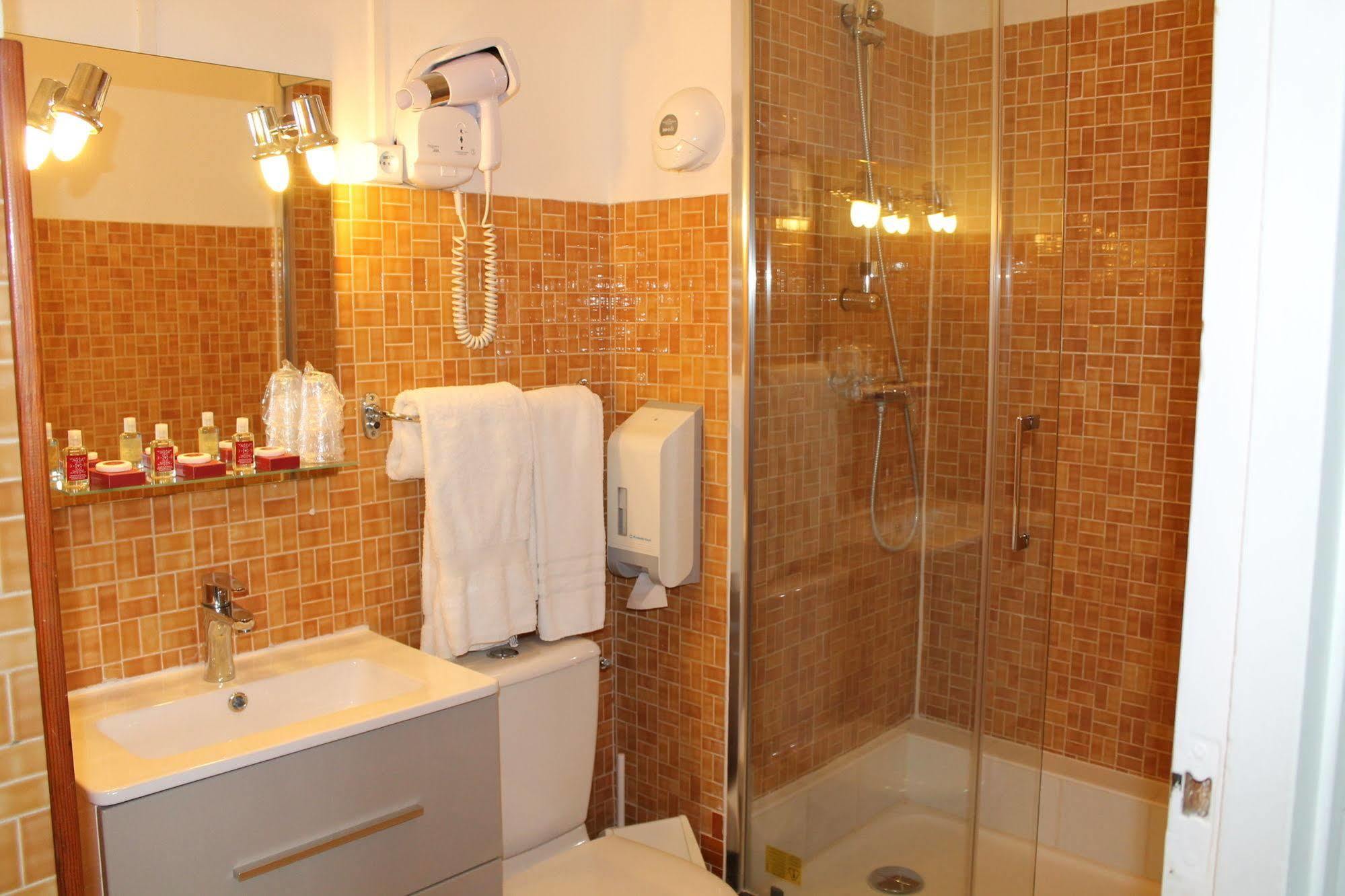 Hotel Moderne Gisors Bagian luar foto